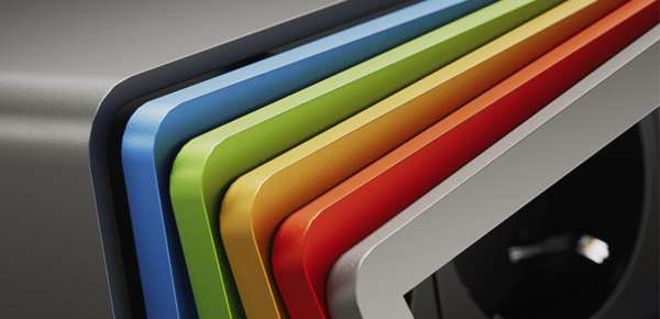 mediahub2 - 7 -Slot, freistehend, On-Table Design - schwarzes Gehäuse und mattschwarze Module. 2 Steckdosen + 3 Leerplätze. Buchse - DE. Stecker - Wieland GST18