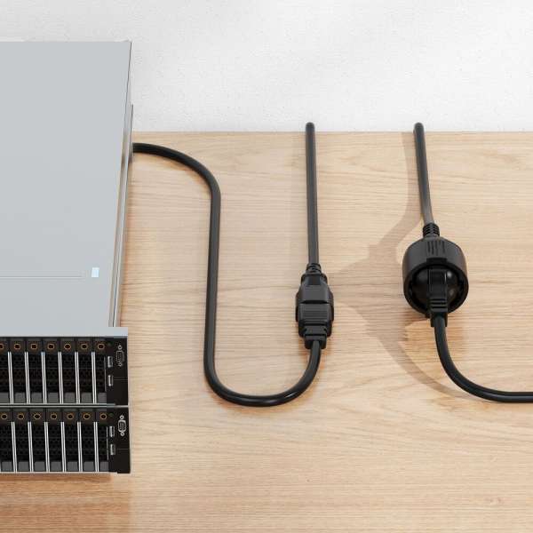 Netzkabel - Schutzkontakt Buchse gerade auf IEC Stecker (C14) gerade. Schwarz. 5,00m